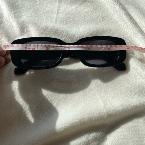 Sleek Black Rectangle Sunglasses – Retro Minimalist Style - Picture 5 of 11